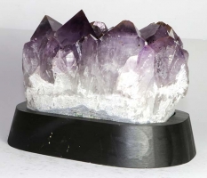 Amethyst auf Holzsockel Nr. 56