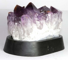 Amethyst auf Holzsockel Nr. 56