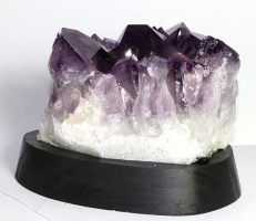 Amethyst auf Holzsockel Nr. 72