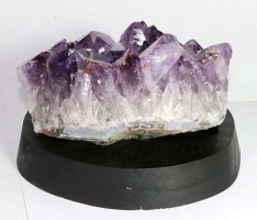 Amethyst auf Holzsockel Nr. 77