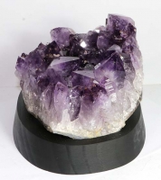 Amethyst auf Holzsockel Nr. 77