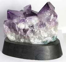 Amethyst Nr. 90 auf Holzsockel