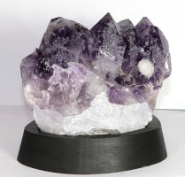 Amethyst auf Holzsockel Nr. 92