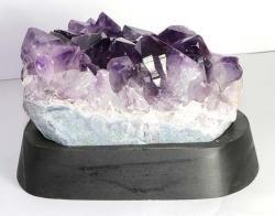 Amethyst Nr. 99 auf Holzsockel