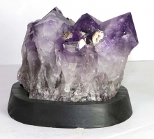Amethyst Nr. 102 auf Holzsockel
