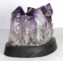 Amethyst Nr. 102 auf Holzsockel