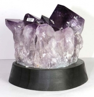 Amethyst Nr. 104 auf Holzsockel