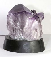 Amethyst Nr. 104 auf Holzsockel