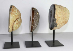 Set Agate Geodes No. 111 on metal stand