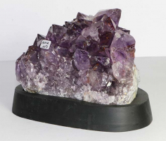 Amethyst Nr. 117 auf Holzsockel
