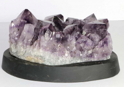 Amethyst Nr. 118 auf Holzsockel