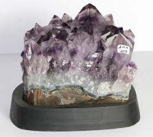 Amethyst Nr. 119 auf Holzsockel