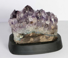 Amethyst Nr. 119 auf Holzsockel