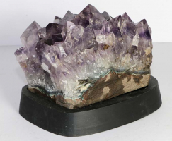 Amethyst Nr. 119 auf Holzsockel