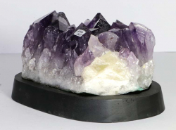 Amethyst Nr. 120 auf Holzsockel