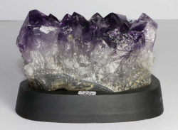 Amethyst Nr. 121 auf Holzsockel