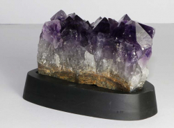 Amethyst Nr. 121 auf Holzsockel