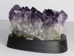 Amethyst Nr. 121 auf Holzsockel