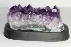 Amethyst Nr. 122 auf Holzsockel