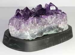Amethyst Nr. 122 auf Holzsockel