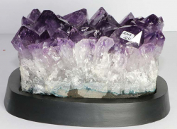 Amethyst Nr. 124 auf Holzsockel