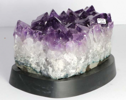 Amethyst Nr. 124 auf Holzsockel