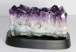 Amethyst Nr. 124 auf Holzsockel
