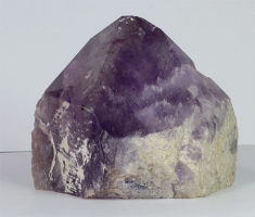 Amethyst Kristall Nr. 63 mit Standfl�che und Lampenbohrung